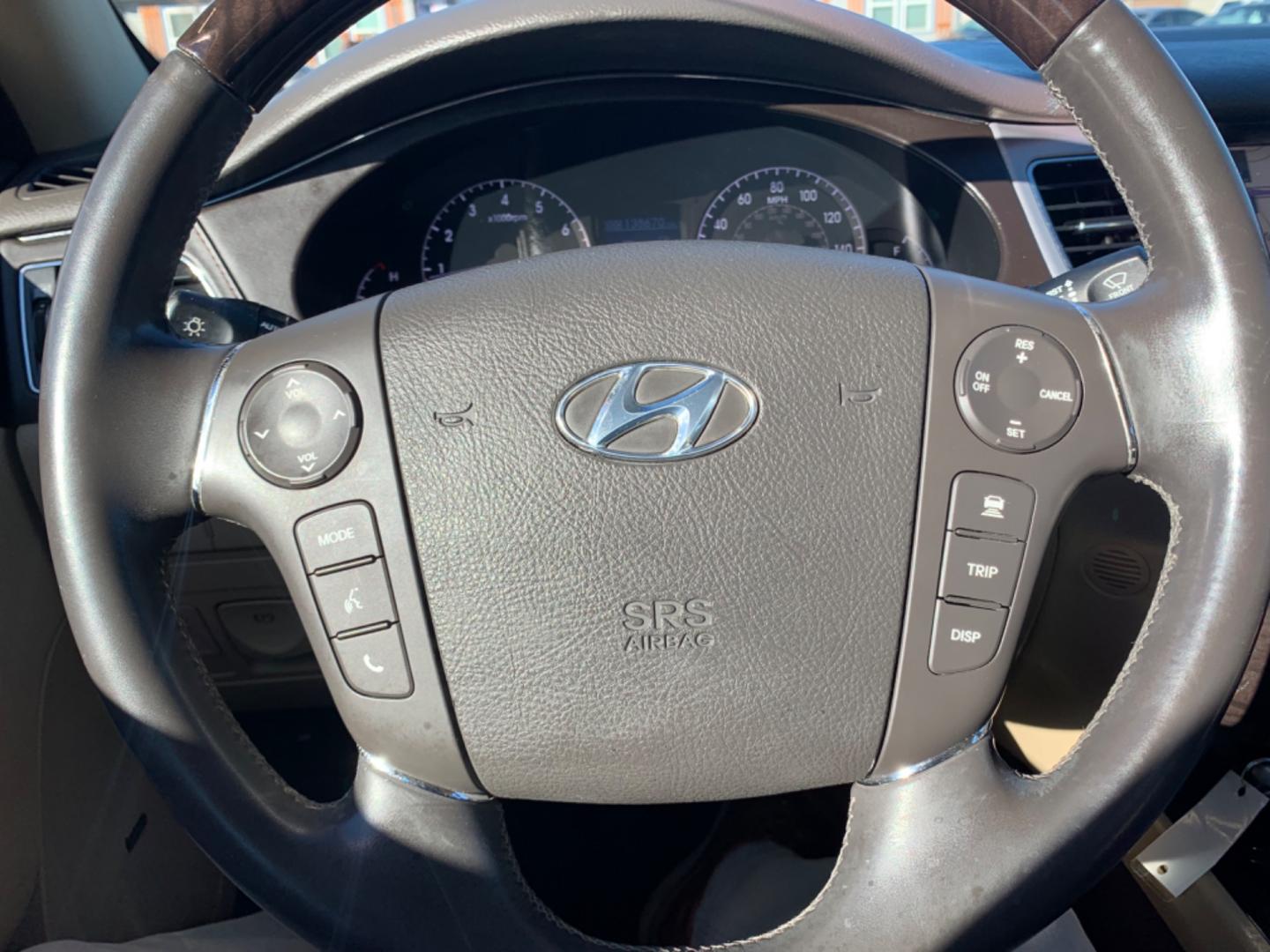 2011 White /Tan Hyundai Genesis 4.6L (KMHGC4DF1BU) with an 4.6L V8 DOHC 32V engine, Automatic transmission, located at 1830 North Belt Line Road, Irving, TX, 75061, (469) 524-0199, 32.834373, -96.993584 - Photo#13